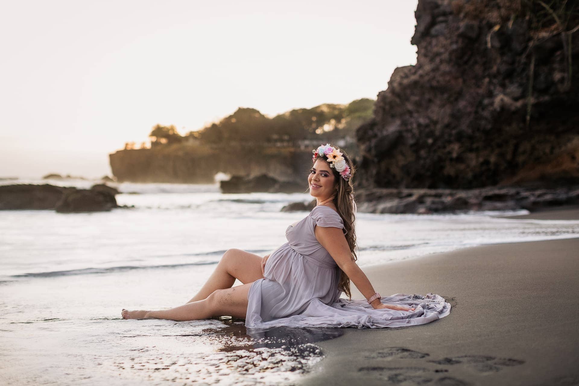 Mujer en fotos en la playa en sesiones de embarazo.