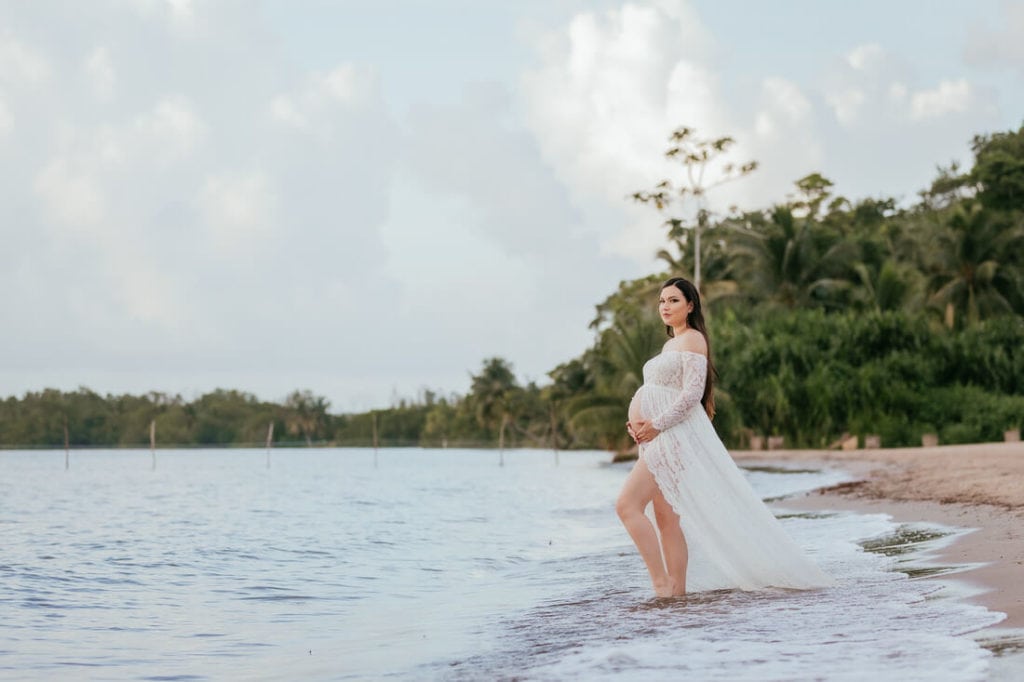 Fotos de embarazo en la playa.