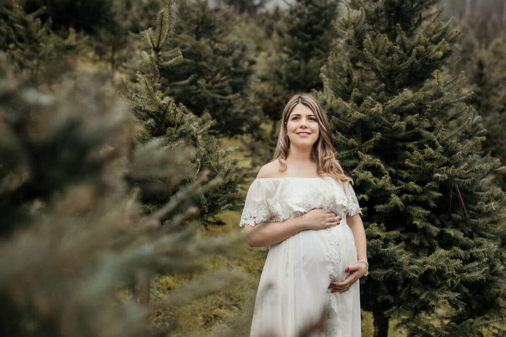 Mujer en el bosque en fotos de embarazo en Finca El Espinero.