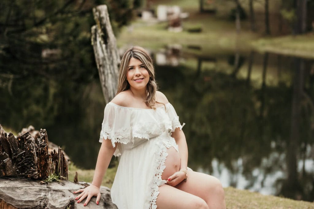 Mujer sonriendo en sus fotos de embarazo en finca El Espinero.