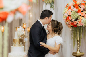 novios besándose en su boda civil.