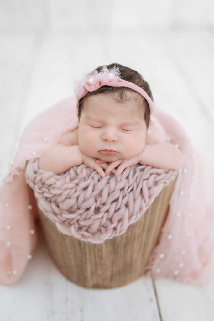 bebé en posado en su sesión de fotos de recién nacido.