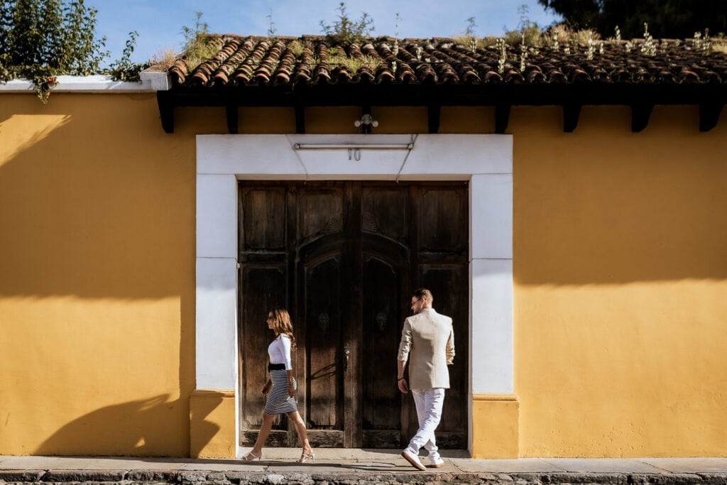 Caminata de pareja en sus fotos Save the date en Antigua Guatemala.
