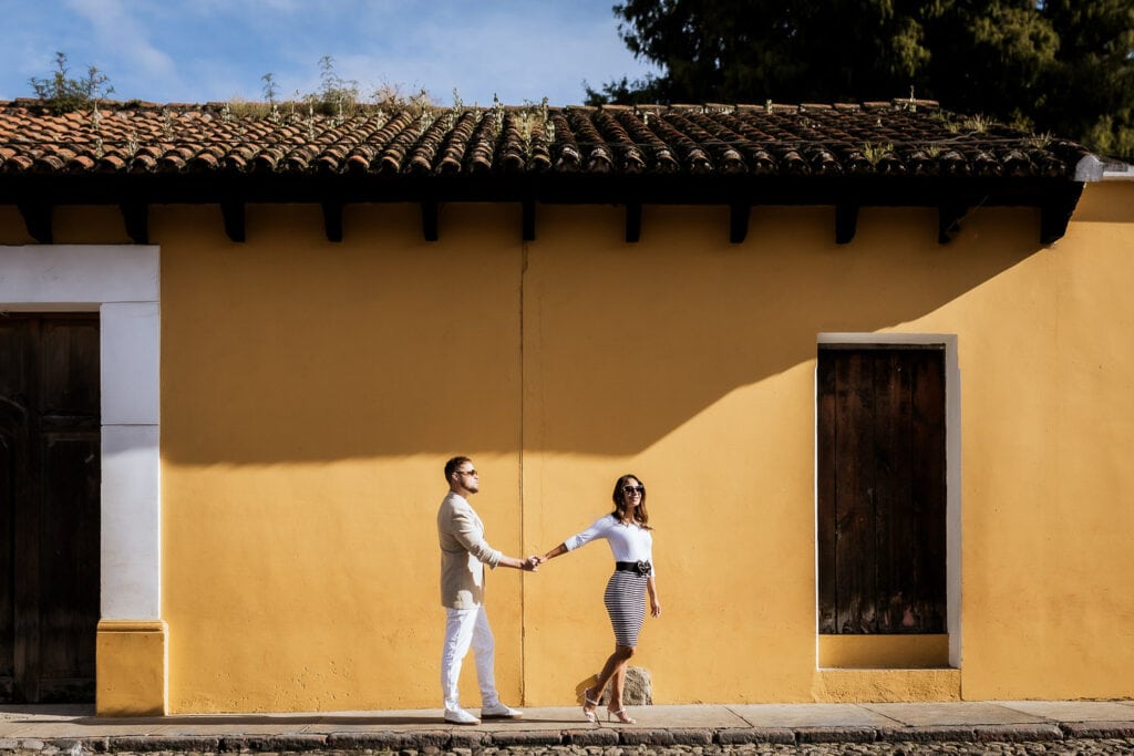Caminata de pareja en sus fotos Save the date en Antigua Guatemala.