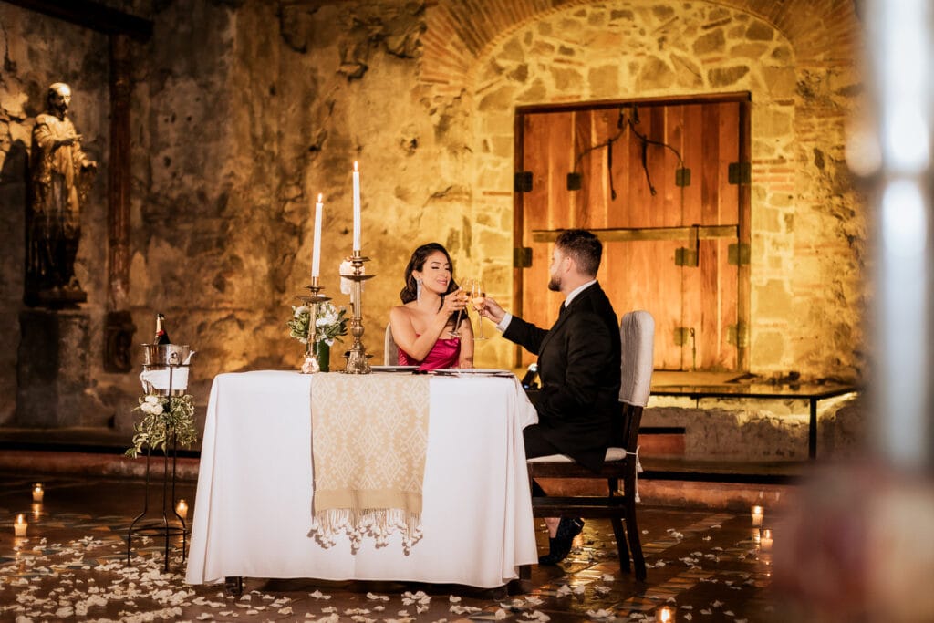 Cena romántica en la sesión save the Date en Antigua Guatemala.