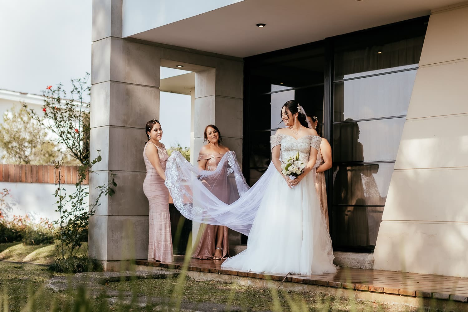 Novia y damas en boda en San Gregorio Hotel y Spa.