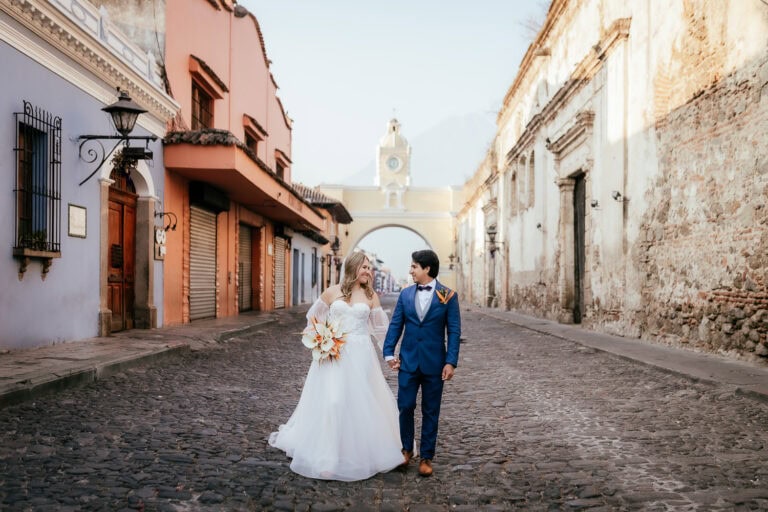 Pareja enamorada en su boda en Antigua Guatemala.